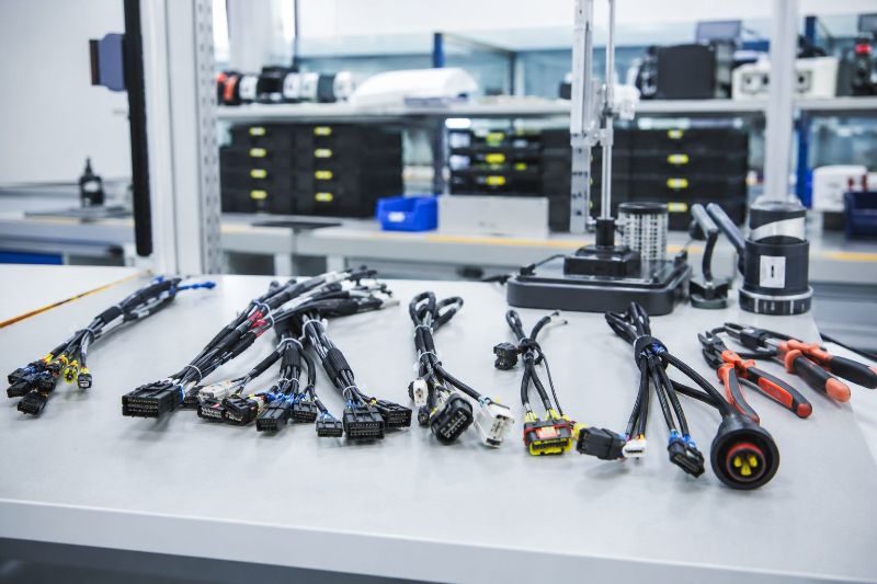 Quando vale terceirizar a montagem de chicotes elétricos na indústria